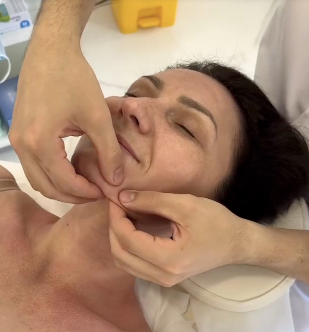 Masaj facial realizat în clinica Health & Beauty